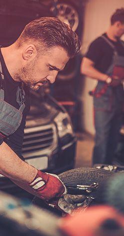 Mécanicien certifié au travail dans l’atelier Clinique de l’auto Farnham